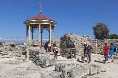 Sivastopol, Kırım - 26 Temmuz 2020: Prens Vladimir 'in Tauric Chersonesos' un tarihi ve arkeolojik müze rezervinde vaftiz edildiği Vaftiz salonu. Sivastopol, Kırım
