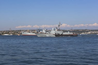Sivastopol, Kırım - 26 Temmuz 2019: R-239 füze botu Naberezhnye Chelny Sivastopol Körfezi, Kırım boyunca gider.