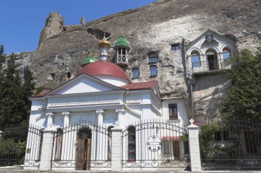 Inkerman, Sivastopol, Kırım 'daki St. Clement Manastırı onuruna Panteleimon Şifacı Kilisesi ve mağara tapınağı.