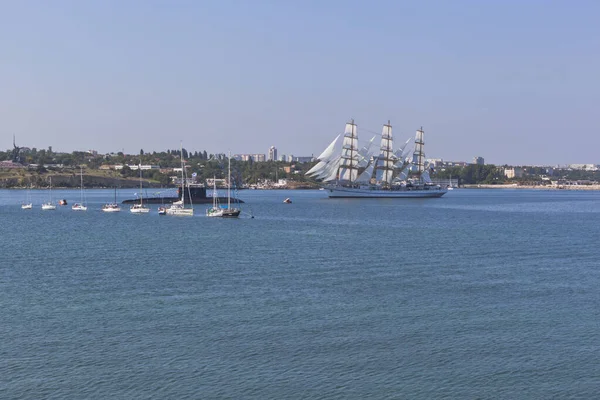 Sebastopol Crimea Julio 2019 Velero Khersones Entra Bahía Sebastopol Desfile — Foto de Stock