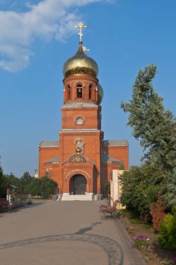 Rusya 'nın Krasnodar bölgesindeki Slavyansk-on-Kuban şehrinde batan güneşin ışınlarında Büyük Şehit Panteleimon Kilisesi