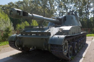 Vologda, Rusya - 20 Ağustos 2019: 152-mm itişli howitzer 2S3M Acacia Victory Park, Vologda şehrinde