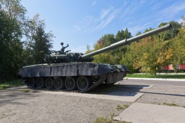 Vologda, Rusya - 20 Ağustos 2019: Vologda şehrinin Zafer Parkı 'nda Tank T-80BV