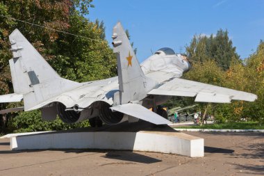 Vologda, Rusya - 20 Ağustos 2019: Vologda kentindeki Zafer Parkı 'nda MiG-29 uçağı