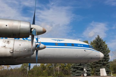 Vologda, Rusya - 20 Ağustos 2019: Vologda havaalanı yakınlarında bir turboprop yolcu uçağının yakın çekimi