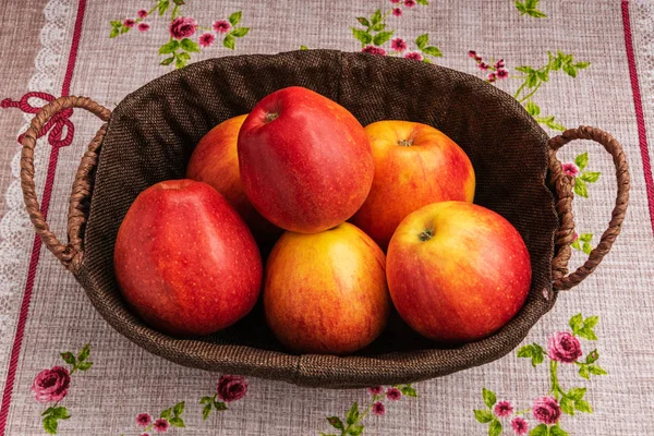 Panier Pommes Tient Sur Une Serviette Tissu — Photo