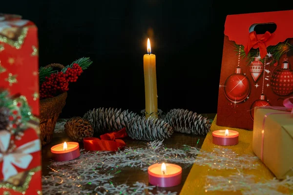 Mum Masanın Üzerindedir Etrafında Köknar Kozalakları Noel Hediyeleri Noel Süsleri Telifsiz Stok Fotoğraflar