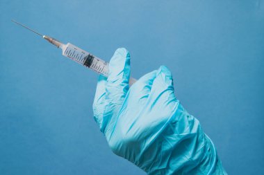 Sıhhiye elinde bir şırınga tutuyor.