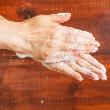 Bir kadın ellerini sabunla yıkar. Virüslere Karşı Hijyen