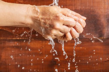 Bir kadın ellerini sabunla yıkar. Virüslere Karşı Hijyen