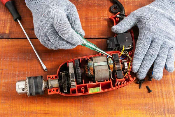 Teknisyen eski elektrikli matkabı tamir ediyor. Telifsiz Stok Imajlar