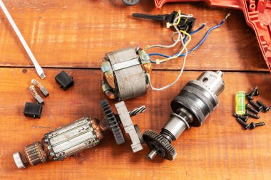 Teknisyen eski elektrikli matkabı tamir ediyor.