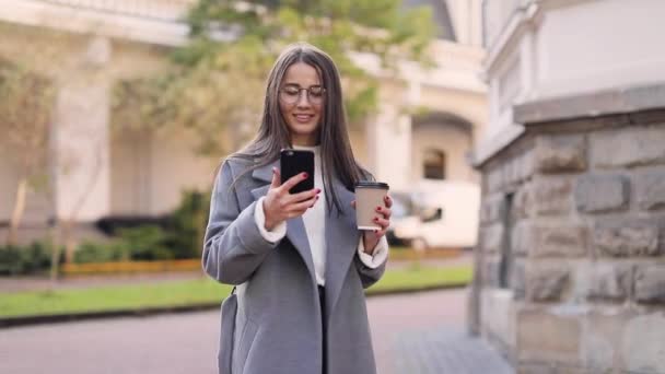 Junge Frau per SMS oder Smartphone — Stockvideo