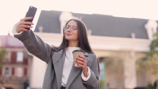 Mädchen beim Fotografieren — Stockvideo