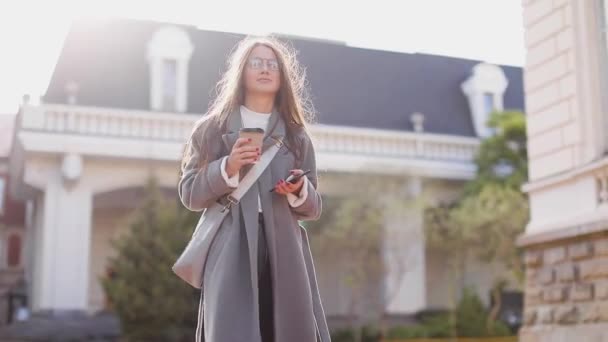 Jonge vrouw sms'en of met behulp van smartphone — Stockvideo