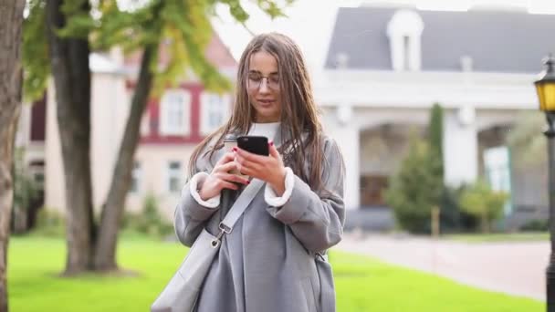 Nuori nainen kutoma tai käyttämällä älypuhelin — kuvapankkivideo