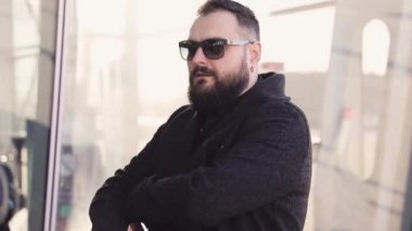 Genç yakışıklı işadamı