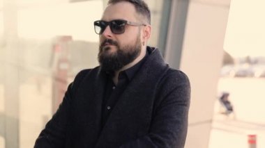 Genç yakışıklı işadamı