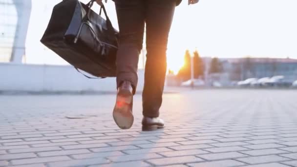 Homem de negócios em movimento — Vídeo de Stock