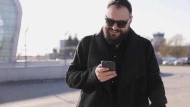 Genç yakışıklı işadamı
