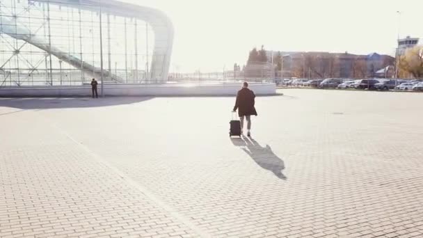 Молодий красивий бізнесмен — стокове відео