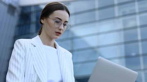 Piękna młoda bizneswoman w białej koszuli — Wideo stockowe