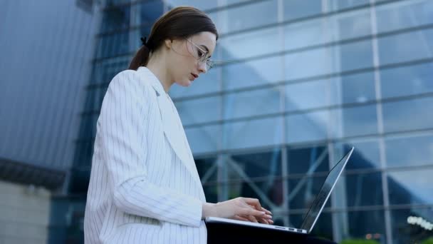 Beautiful young businesswoman wearing white shirt — Stock Video