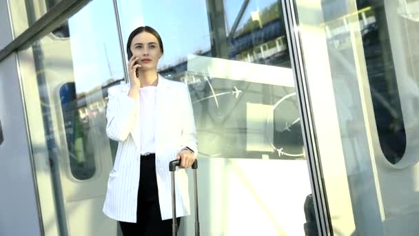 Hermosa joven empresaria con camisa blanca — Vídeo de stock