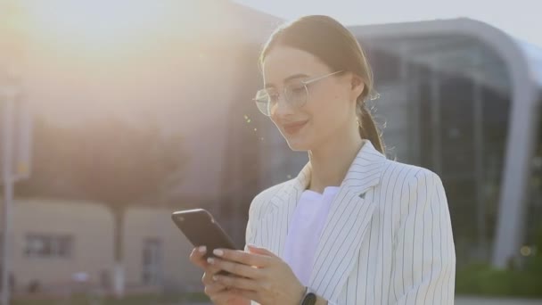 Bonita jovem empresária vestindo camisa branca — Vídeo de Stock