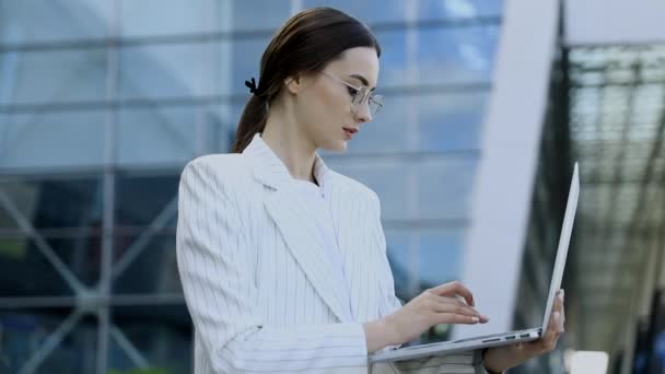 Beautiful young businesswoman wearing white shirt — Stock Video