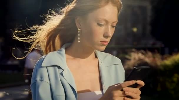 Jong mooi zakenvrouw sms 'en op telefoon — Stockvideo