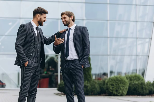 Dos hombres de negocios discutiendo juntos — Foto de Stock