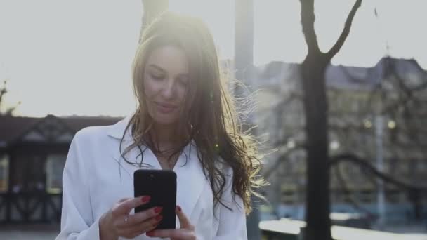 Atraktivní Žena Která Píše Zprávy Svém Chytrém Telefonu Zatímco Stojí — Stock video