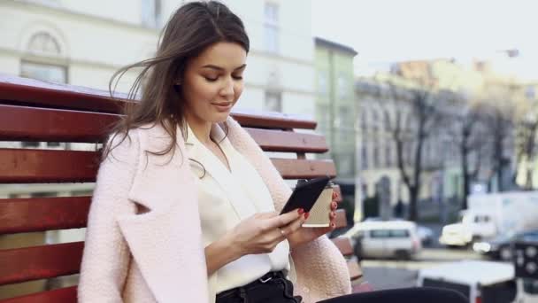 Linda Chica Europea Sentada Banco Usando Celular Con Café Mano — Vídeos de Stock