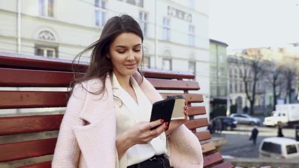 Menina Europeia Bonita Sentada Banco Usando Seu Celular Com Café — Vídeo de Stock