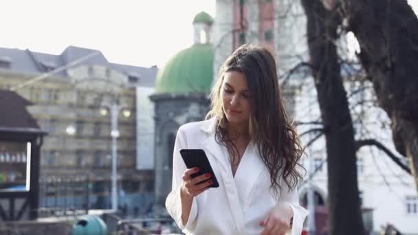 Aantrekkelijke Vrouw Die Berichten Typt Haar Smartphone Terwijl Straat Staat — Stockvideo