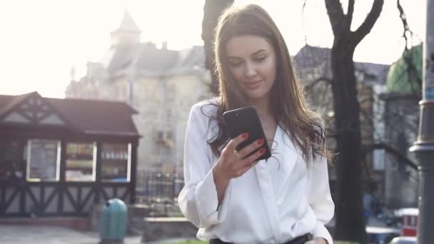 Aantrekkelijke Vrouw Die Berichten Typt Haar Smartphone Terwijl Straat Staat — Stockvideo