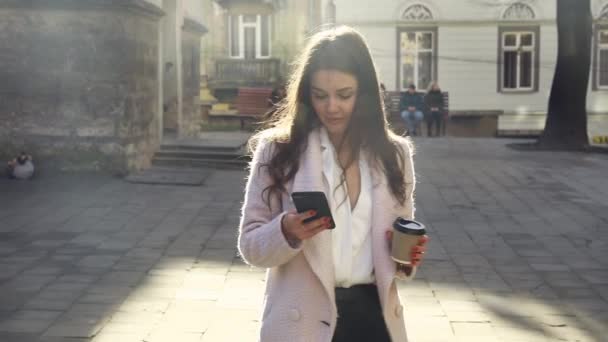 Ελκυστική Γυναίκα Πληκτρολογώντας Μηνύματα Στο Smartphone Της Ενώ Έχει Μια — Αρχείο Βίντεο