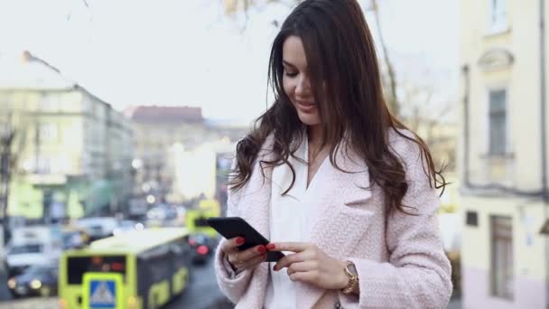 Mujer Atractiva Escribiendo Mensajes Smartphone Mientras Tiene Pie Calle Divertirse — Vídeos de Stock