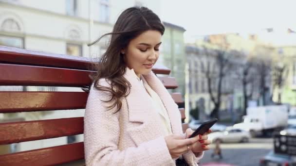 Menina Europeia Bonita Sentada Banco Usando Seu Celular Com Café — Vídeo de Stock