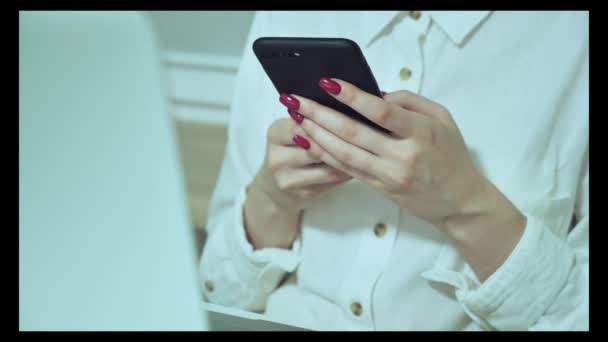Очаровательная Европейская Девушка Ноутбуком Столе Время Чата Смартфоне Другом Элегантная — стоковое видео