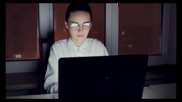 Młoda Kobieta Pracująca Własny Rachunek Biurze Siedząca Parapecie Przy Dużym — Wideo stockowe