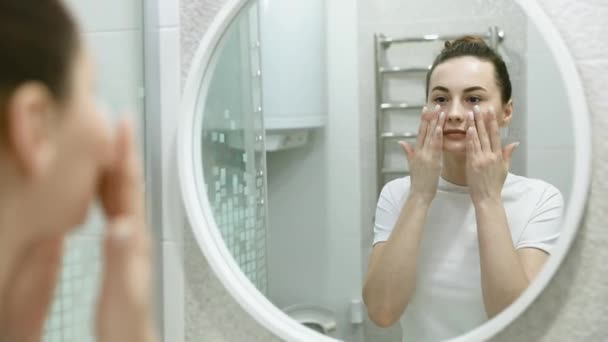 Movimento Lento Mulher Com Rosto Bonito Pele Perfeita Apenas Limpa — Vídeo de Stock
