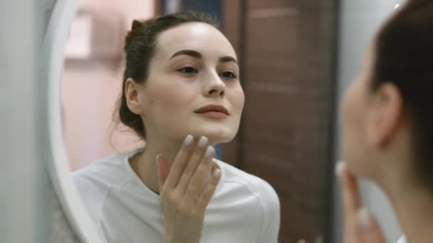 Cosmetología Retrato Hermosa Mujer Madura Masajeando Piel Facial Sana Fresca — Vídeo de stock