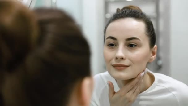 美丽的成熟女人的肖像按摩新鲜健康的面部皮肤 特写的健康中年女性模特感人的美丽面孔 皮肤护理 高分辨率 — 图库视频影像