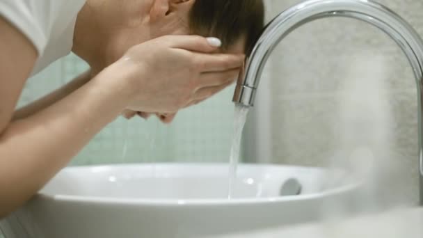 Frau Spritzt Wasser Ins Gesicht Bleibt Über Waschbecken Waschraum Junge — Stockvideo