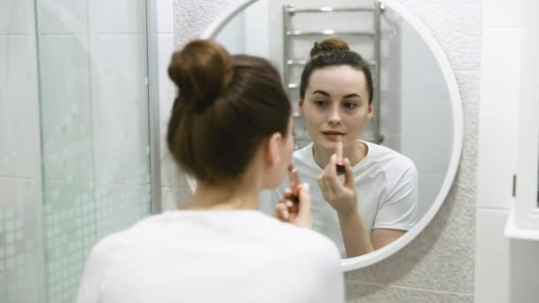 Reflejo Una Joven Hermosa Mujer Que Aplica Maquillaje Mirando Espejo — Vídeos de Stock