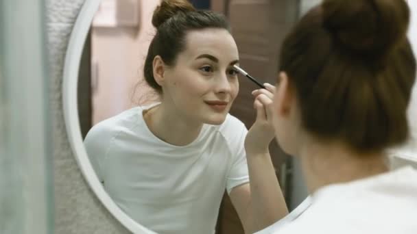 Güzellik Konsepti Kadın Makyaj Yapıyor Fırçayla Kaş Boyamak Temiz Kaşlı — Stok video