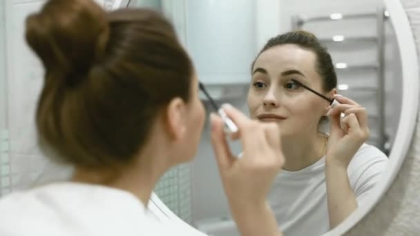 Självsäker Glad Ung Kvinna Som Håller Mascara Applicera Ögonfransar Förbereda — Stockvideo
