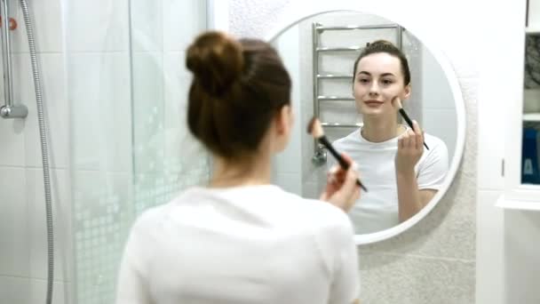 Retrato Hermosa Mujer Aplicando Maquillaje Preparándose Casa Mirando Espejo Disfrutando — Vídeos de Stock